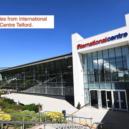 247 Serviced Accommodation In Telford- 3Br House Екстериор снимка