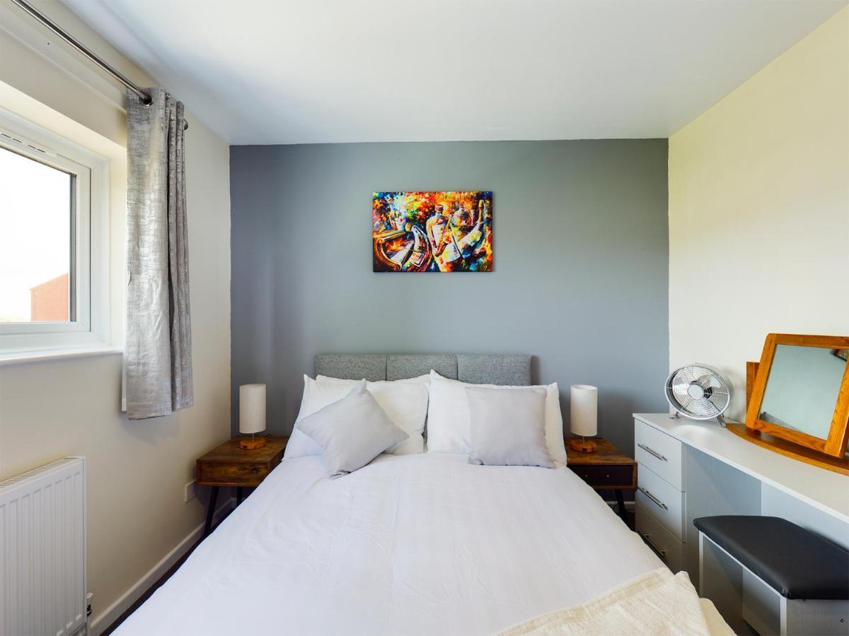 247 Serviced Accommodation In Telford- 3Br House Екстериор снимка