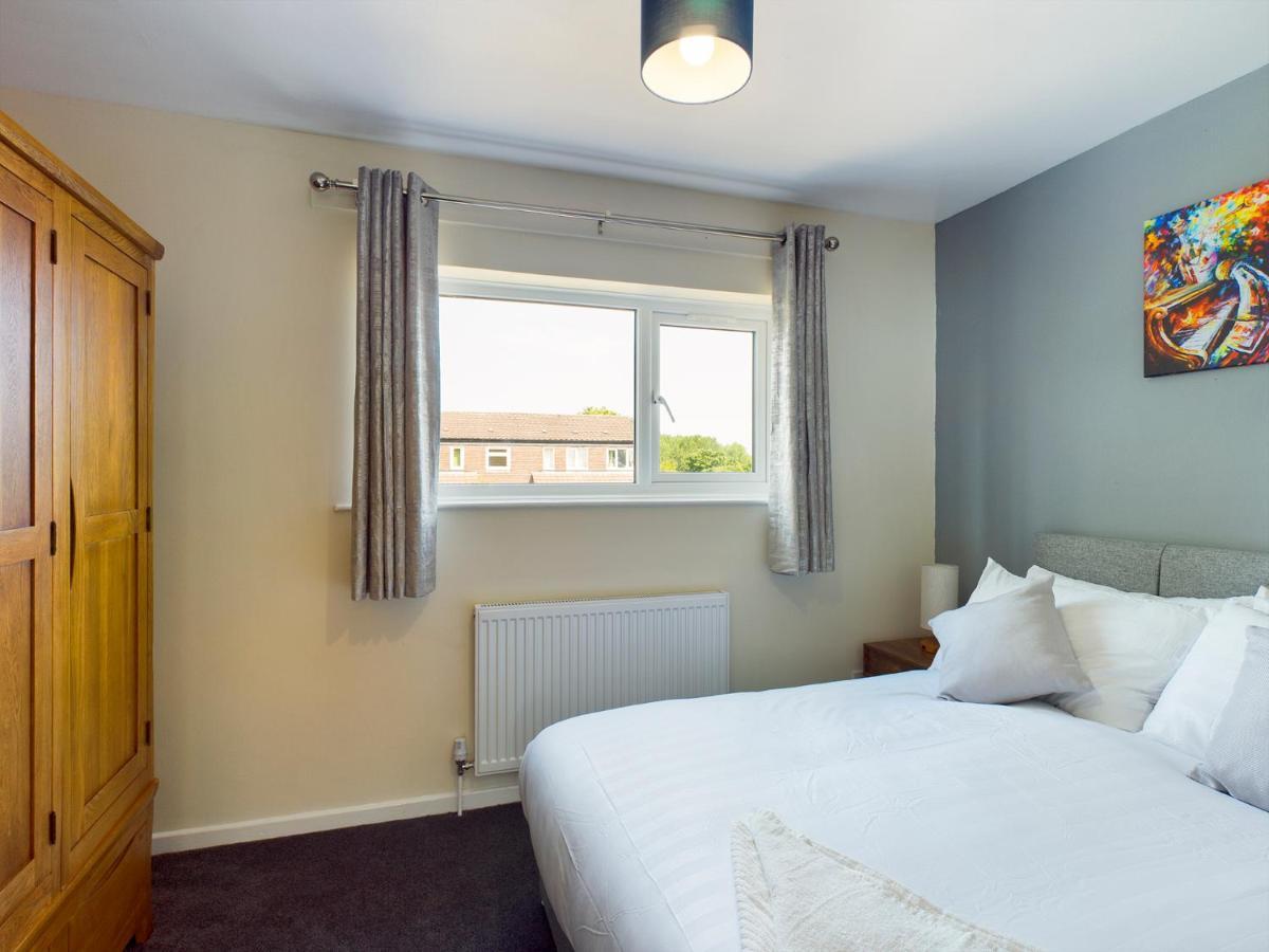 247 Serviced Accommodation In Telford- 3Br House Екстериор снимка
